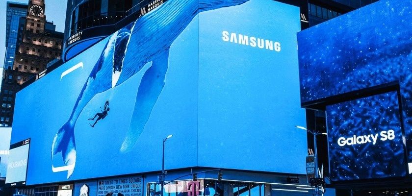 Stora digitala reklamskärmar med Samsung- och Galaxy S8-budskap